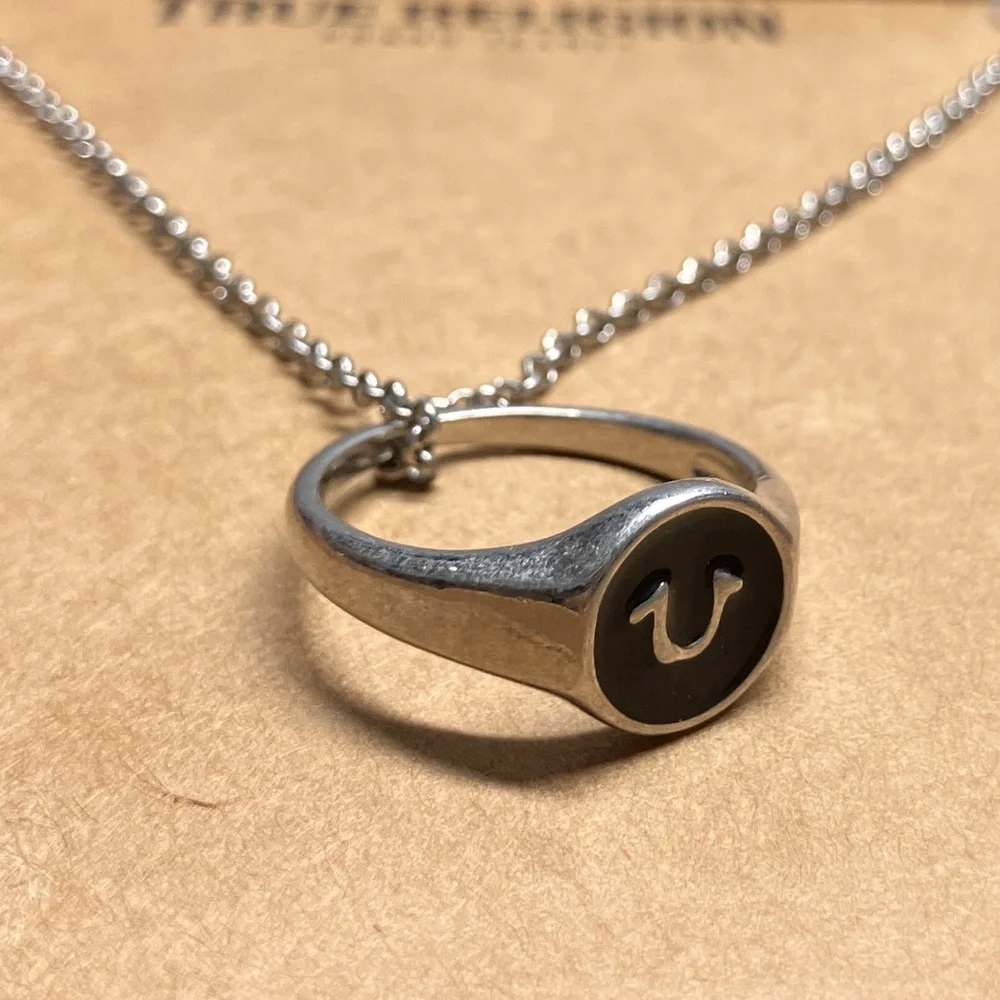 New TRUE RELIGION Men’s Silver Tone Metal Black Enamel Logo‎ Ring Necklace 24”